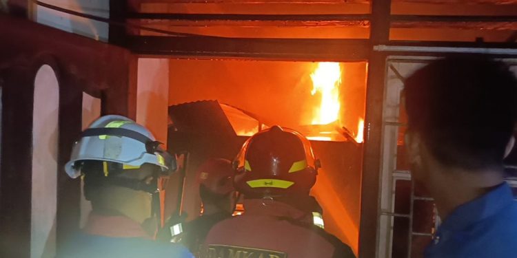 Api Muncul dari Gudang Diduga Korsleting Listrik, Rumah Warga Penurunan Bengkulu Ludes Terbakar