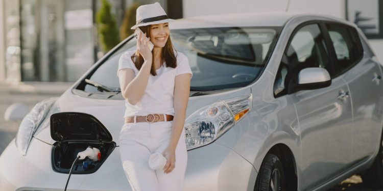 Mau Pindah ke Mobil Listrik? Simak Plus dan Minusnya