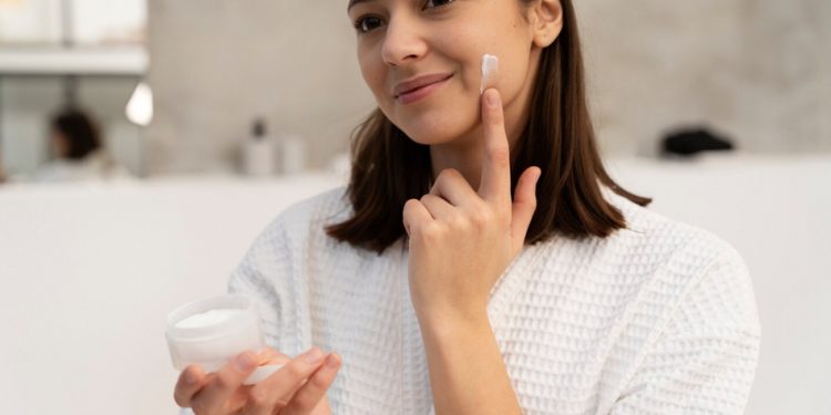 Anti Kusam dan Fleks! Begini Cara Benar Pakai Sunscreen