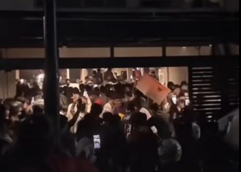 Amarah Massa Meledak, Ratusan Warga Geruduk Rumah Ahmad Sahroni