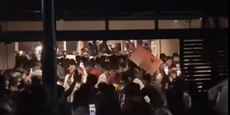 Amarah Massa Meledak, Ratusan Warga Geruduk Rumah Ahmad Sahroni