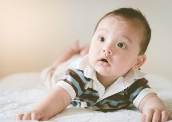 Perkembangan Bayi Usia 4 Bulan: Saat Si Kecil Mulai Menunjukkan Dunia Barunya