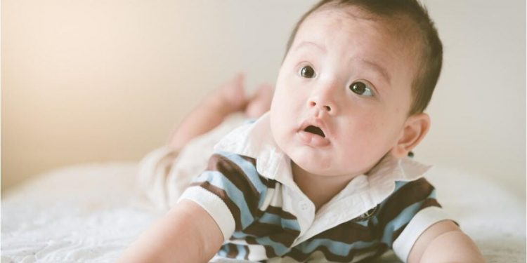 Perkembangan Bayi Usia 4 Bulan: Saat Si Kecil Mulai Menunjukkan Dunia Barunya