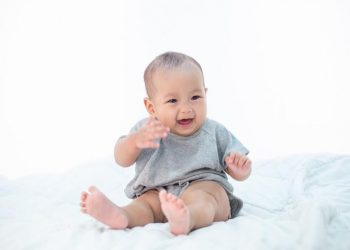 Perkembangan Bayi Usia 5 Bulan: Si Kecil Mulai Aktif dan Penuh Rasa Ingin Tahu