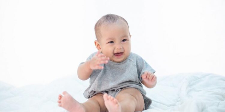 Perkembangan Bayi Usia 5 Bulan: Si Kecil Mulai Aktif dan Penuh Rasa Ingin Tahu