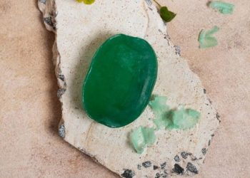 Pesona Yang Abadi: 5 Cara Membedakan Batu Giok Asli dan Palsu