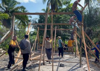 Polsek Ketahun Bantu Korban Kebakaran di Fajar Baru