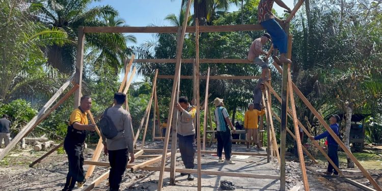 Polsek Ketahun Bantu Korban Kebakaran di Fajar Baru