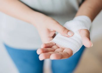 Kesetrika atau Kena Minyak Panas? Ini Tips Pertolongan Pertamanya