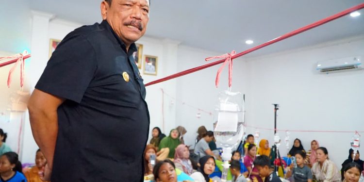 Wakil Gubernur Bengkulu saat mengunjungi korban yang masih dirawat di RSUD Lebong, Kamis, 28 Agustus 2025.