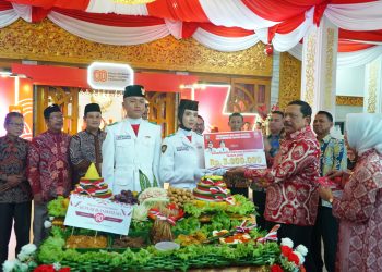 HUT ke-80 RI Bengkulu Resmi Ditutup, Wagub Mian Serahkan Reward Rp3 Juta ke Paskibraka