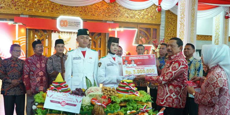 HUT ke-80 RI Bengkulu Resmi Ditutup, Wagub Mian Serahkan Reward Rp3 Juta ke Paskibraka
