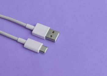 6 Tips Merawat Charger dan Kabel HP Agar Awet dan Anti Konslet