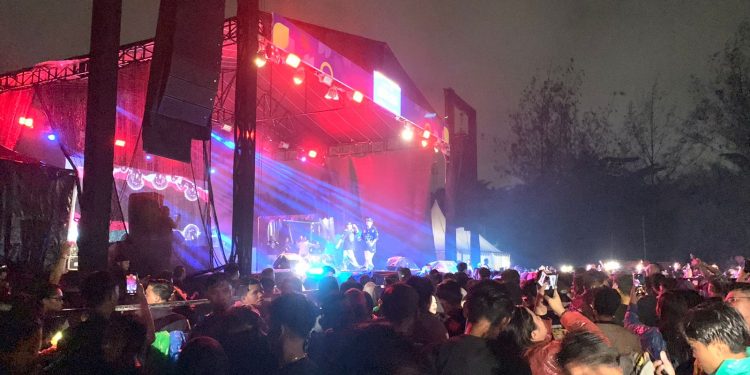 Basah-Basahan Bareng NDX AKA, Ribuan Warga Pecahkan Malam Puncak HUT RB ke-24