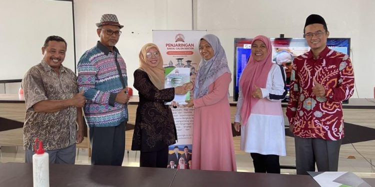 Langkah Berani Prof. Dr. Asnaini, Perempuan Pertama Daftar Calon Rektor UIN Fas