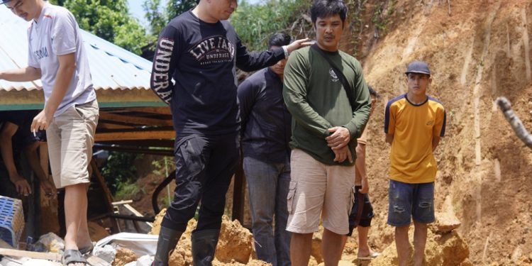 Bupati Arie Tinjau Korban Longsor di Bengkulu Utara, Pastikan Penanganan Cepat