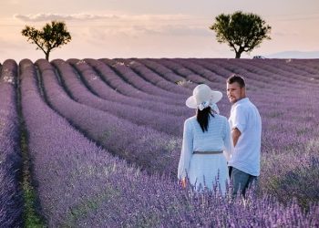 Pernikahan Bukan Karena Cinta? Begini Fakta Lavender Marriage