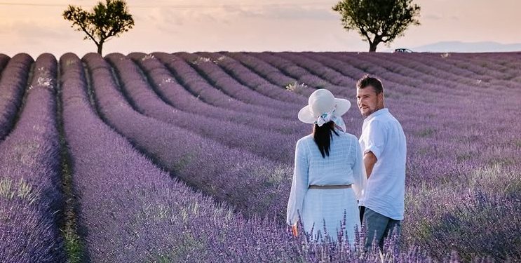 Pernikahan Bukan Karena Cinta? Begini Fakta Lavender Marriage