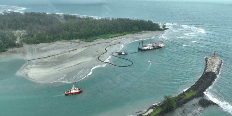 Keruk Lagi, Keruk Lagi… Mengapa Sedimentasi Pulau Baai Tak Pernah Usai?