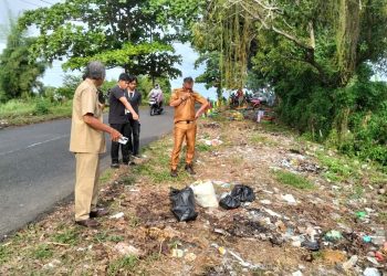 Oknum Buang Sampah di Taman Bunga, Camat Turun Tangan