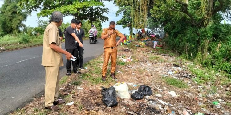 Oknum Buang Sampah di Taman Bunga, Camat Turun Tangan