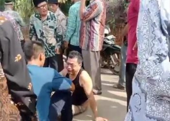 Dua Pria Tertangkap Curi Buah Sawit di Bengkulu Utara, Babak Belur Dihajar Massa hingga Mobil Rusak Parah
