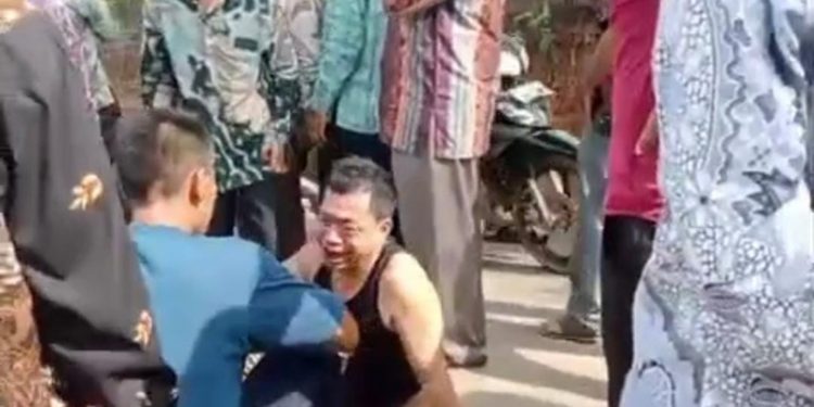 Dua Pria Tertangkap Curi Buah Sawit di Bengkulu Utara, Babak Belur Dihajar Massa hingga Mobil Rusak Parah