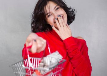 Doom Spending Jadi Gaya Hidup Baru Gen Z, Ancaman Finansial atau Peluang Ekonomi?