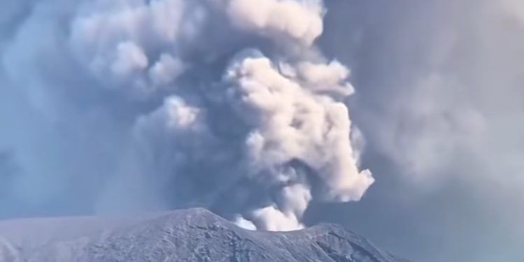 Gunung Marapi Kembali Erupsi, BNPB Tegaskan Status Waspada dan Imbau Warga Tetap di Zona Aman