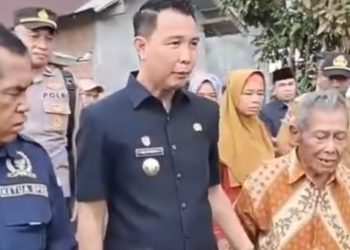 Kebakaran Hanguskan Rumah Warga, Bupati Fikri Langsung Salurkan Bantuan dan Tinjau Lokasi