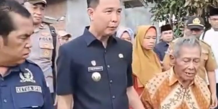 Kebakaran Hanguskan Rumah Warga, Bupati Fikri Langsung Salurkan Bantuan dan Tinjau Lokasi