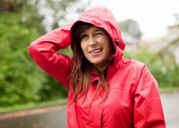Musim Hujan! Ini 5 Pilihan Jas Hujan yang Worth It dan Tahan Lama