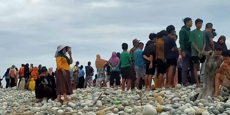 Hari keempat Pencarian Bocah 4 Tahun yang Terseret di Pantai Padang Burnai, Tim Gunakan Drone hingga Bantuan Paranormal