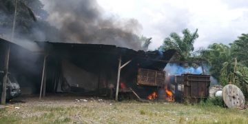 Pondok Suguh Memanas! Warga Bakar Bengkel Polisi dan 6 Mobil Diduga Terkait Pencurian Sawit