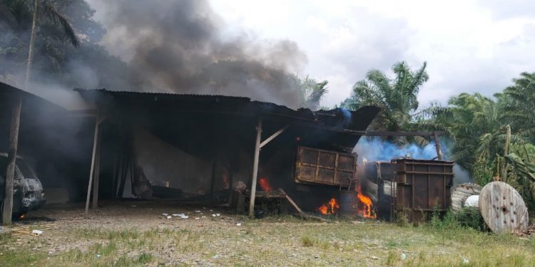 Pondok Suguh Memanas! Warga Bakar Bengkel Polisi dan 6 Mobil Diduga Terkait Pencurian Sawit