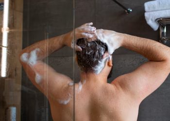 Mandi Terlalu Sering Bisa Rusak Kulit? Ini Penjelasan Dokter