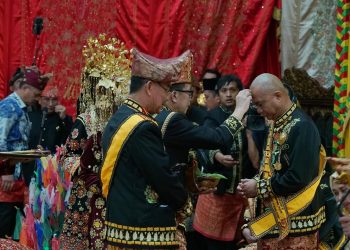 Jamintel Reda Manthovani Sandang Gelar Adat Adipati Kembang Agung