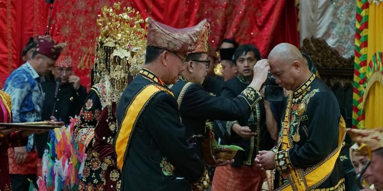 Jamintel Reda Manthovani Sandang Gelar Adat Adipati Kembang Agung