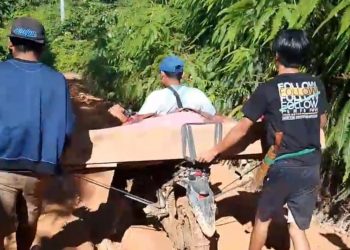 Miris! Warga Kaur Angkut Pasien Kritis Pakai Kotak Kayu, Jalan Rusak Jadi Penghalang