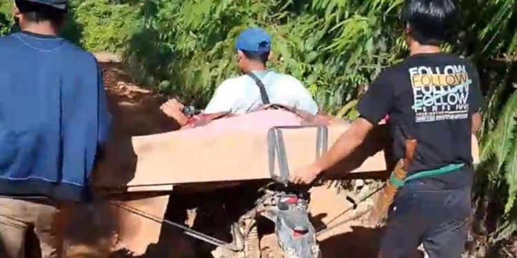 Miris! Warga Kaur Angkut Pasien Kritis Pakai Kotak Kayu, Jalan Rusak Jadi Penghalang