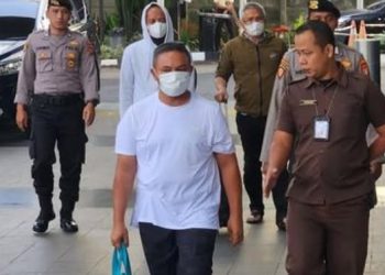 Gunakan Kaus Putih, Gubernur Riau Abdul Wahid Tiba di Gedung KPK