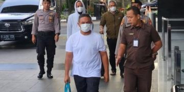 Gunakan Kaus Putih, Gubernur Riau Abdul Wahid Tiba di Gedung KPK
