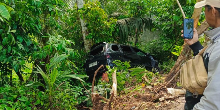 Avanza Terperosok ke Jurang di Pasar Manna, Pengemudi Dilarikan ke RS