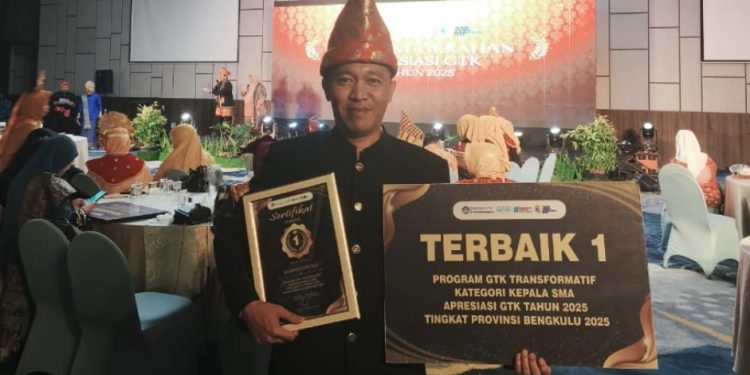 Kepala SMAN 5 Bengkulu Selatan Raih Juara I Kepala Sekolah Transformatif Tingkat Provinsi