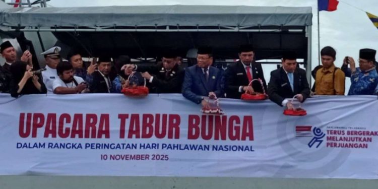 Peringati Hari Pahlawan, Lanal Bengkulu Bersama Pemprov Gelar Tabur Bunga di Pulau Baai