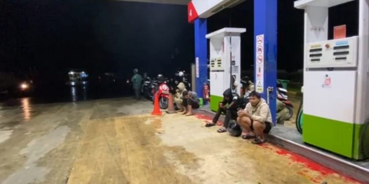 Hujan Tak Halangi Warga Kepahiang Antre Pertalite, Pemerintah Diminta Turun Tangan