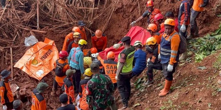 Hari Keempat Operasi Longsor Cilacap: Tim SAR Persempit Pencarian, 12 Korban Masih Dicari