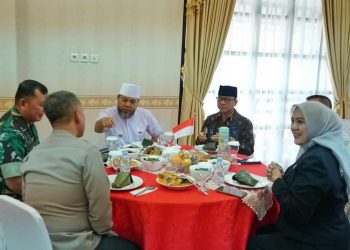 Dijamu Nasi Ibat Makanan Khas Dusun, Menteri Yandri Pulang ke Bengkulu dengan Misi Penguatan Desa