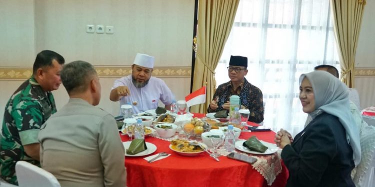 Dijamu Nasi Ibat Makanan Khas Dusun, Menteri Yandri Pulang ke Bengkulu dengan Misi Penguatan Desa