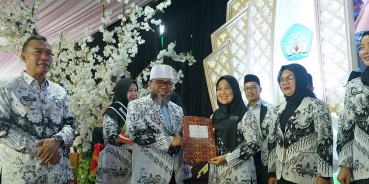 Kado Spesial HGN: Gubernur Helmi Hasan Kucurkan Rp1,1 Miliar untuk Guru se-Bengkulu